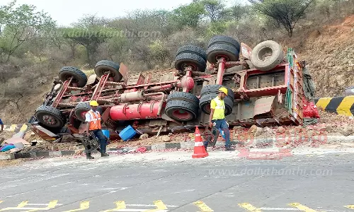 தொப்பூர் கணவாயில்லாரி, சரக்கு வேன் கவிழ்ந்து விபத்துடிரைவர்கள் படுகாயம் தொப்பூர் கணவாயில்லாரி, சரக்கு வேன் கவிழ்ந்து விபத்துடிரைவர்கள் படுகாயம்