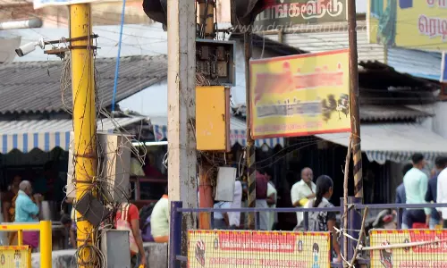 செயல்படாத சிக்னல்களும்... போக்குவரத்து சிக்கல்களும்...