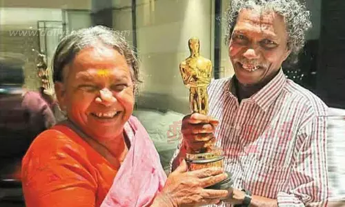 பாகன் தம்பதியை, விமானத்திலேயே பாராட்டி மகிழ்ந்த பயணிகள்