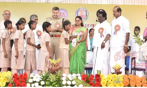 புத்தகங்கள் வாங்கி கொடுத்து வாசிப்பு திறனை மேம்படுத்த வேண்டும் புத்தகங்கள் வாங்கி கொடுத்து வாசிப்பு திறனை மேம்படுத்த வேண்டும்