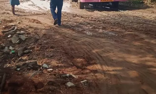 சேற்றில் சிக்கிய அரசு பஸ்