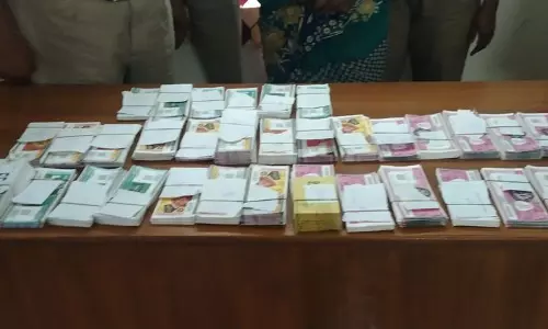 கூடலூர் அருகேலாட்டரி சீட்டுகள் கடத்திய 2 பேர் கைது