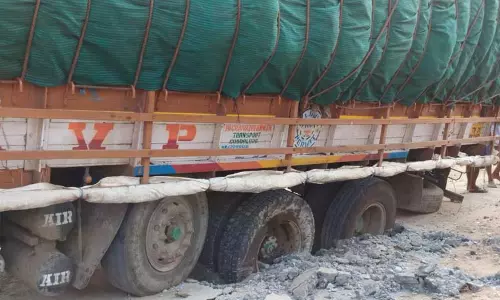 பள்ளத்தில் சிக்கிய லாரி