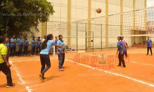 பள்ளி-கல்லூரி மாணவிகளுக்கான வாலிபால் போட்டி பள்ளி-கல்லூரி மாணவிகளுக்கான வாலிபால் போட்டி