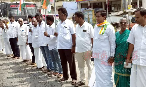 காங்கிரஸ் கட்சியினர் மனித சங்கிலி போராட்டம்