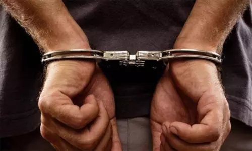 பண மோசடி வழக்கு: ரகசிய தகவல்களை கசிய விட்ட 2 அமலாக்கத்துறை ஊழியர்கள் கைது