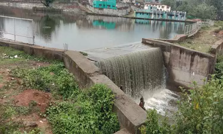 வால்பாறையில் தொடரும் கோடை மழையால் படகு இல்ல தடுப்பணையில் வெளியேறிய உபரிநீர் -பொதுமக்கள் மகிழ்ச்சி வால்பாறையில் தொடரும் கோடை மழையால் படகு இல்ல தடுப்பணையில் வெளியேறிய உபரிநீர் -பொதுமக்கள் மகிழ்ச்சி