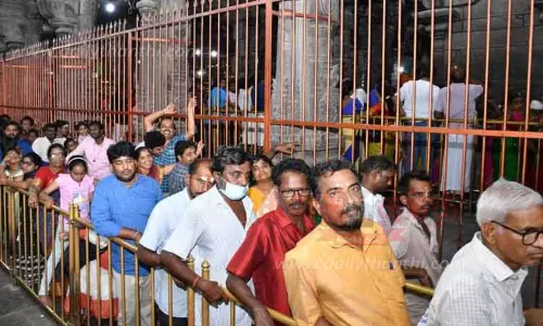 அருணாசலேஸ்வரர் கோவிலில் பக்தர்கள் கூட்டம் அலைமோதியது அருணாசலேஸ்வரர் கோவிலில் பக்தர்கள் கூட்டம் அலைமோதியது