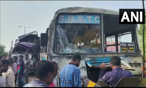 மேற்கு வங்காளத்தில் பஸ் மீது எண்ணெய் லாரி மோதி பயங்கர விபத்து - 27 பேர் படுகாயம்