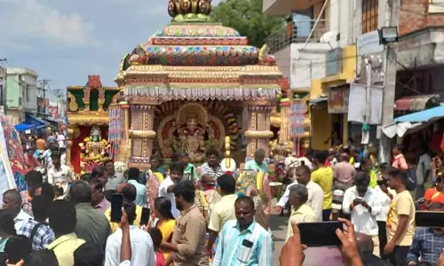 3-வது வார பூச்சொரிதல் விழா; பக்தர்கள் பூக்கள் சாற்றி வழிபாடு 3-வது வார பூச்சொரிதல் விழா; பக்தர்கள் பூக்கள் சாற்றி வழிபாடு