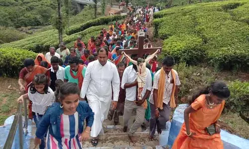 கருமலை வேளாங்கண்ணி மாதா ஆலயத்திற்கு சிலுவையை சுமந்து தவக்கால பாதயாத்திரை-ஏராளமான கிறிஸ்தவர்கள் பங்கேற்பு