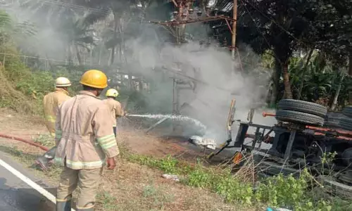 பொள்ளாச்சி அருகேடிரான்ஸ்பார்மர் மீது லாரி மோதி கவிழ்ந்தது-டிரைவர் உயிர்தப்பினார்