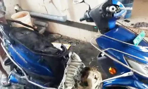 தீப்பிடித்து எரிந்த எலக்ட்ரிக் ஸ்கூட்டர்