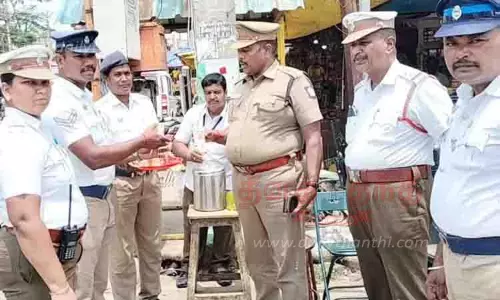 போக்குவரத்து போலீசாருக்கு பழச்சாறு
