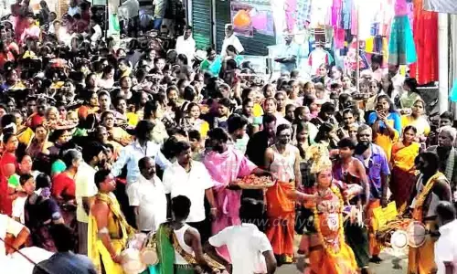 அம்மன் கோவில்களில் பூச்சொரிதல் விழா