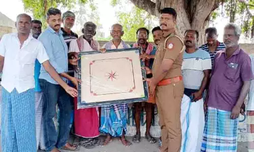 கிராம மக்களுக்கு விளையாட்டு உபகரணங்கள் வழங்கிய போலீசார்
