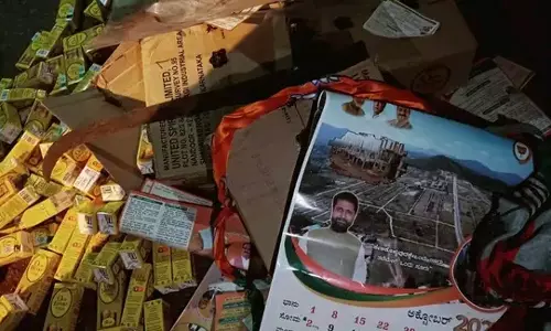 வாக்காளர்களுக்கு கொடுப்பதற்காக காரில் வைத்திருந்தசி.டி.ரவி. எம்.எல்.ஏ. உருவப்படம் அடங்கிய காலண்டர்கள், மது பாக்கெட்டுகள் பறிமுதல்