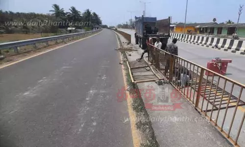 சேதமடைந்த தடுப்பு கம்பிகளை சீரமைக்கும் பணி