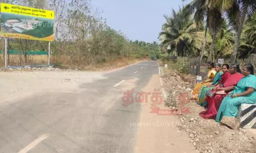 கடும் வெயிலில் பஸ்சுக்காக காத்திருக்கும் பயணிகள்