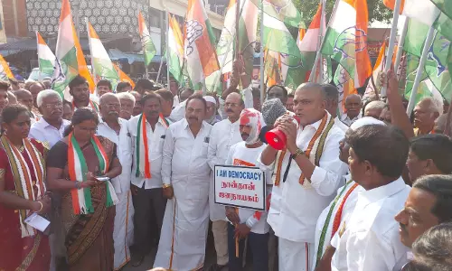 காங்கிரஸ் கட்சியினர் சாலை மறியல்