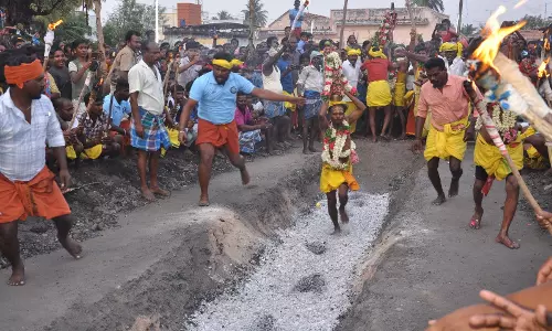 எருமப்பட்டி மாரியம்மன் கோவிலில் தீமிதி விழா எருமப்பட்டி மாரியம்மன் கோவிலில் தீமிதி விழா