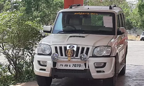 கலெக்டர் அலுவலகத்தில் ஜப்தி செய்யப்பட்ட காரை ஏலம் விட கோர்ட்டில் மனு கலெக்டர் அலுவலகத்தில் ஜப்தி செய்யப்பட்ட காரை ஏலம் விட கோர்ட்டில் மனு