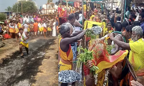 நன்செய் இடையாறு மாரியம்மன் கோவில் தீ மிதி விழா