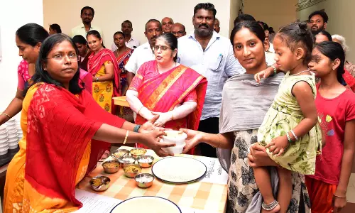 கலெக்டர் அலுவலகத்தில் செறிவூட்டப்பட்ட அரிசியில் சமைத்த உணவு வினியோகம்-மாவட்ட வருவாய் அலுவலர் வழங்கினார் கலெக்டர் அலுவலகத்தில் செறிவூட்டப்பட்ட அரிசியில் சமைத்த உணவு வினியோகம்-மாவட்ட வருவாய் அலுவலர் வழங்கினார்