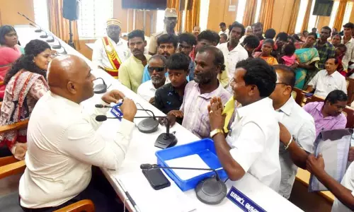 மக்கள் குறைகேட்பு கூட்டத்தில் 438 மனுக்கள் பெறப்பட்டன