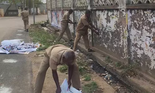 திருச்சி மாநகரின் அழகை பாழாக்கும் சுவரொட்டிகளை அகற்றும் பணி தீவிரம்
