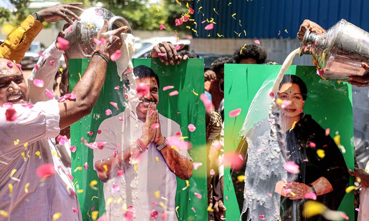 அதிமுக பொதுச்செயலாளர் எடப்பாடி பழனிசாமி - பட்டாசு வெடித்து, இனிப்பு வழங்கி அதிமுகவினர் கொண்டாட்டம்