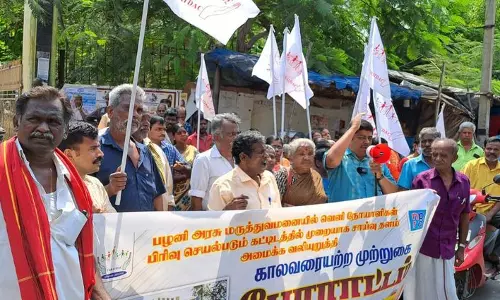 பழனி அரசு மருத்துவமனை முன்பு மாற்றுத்திறனாளிகள் ஆர்ப்பாட்டம்