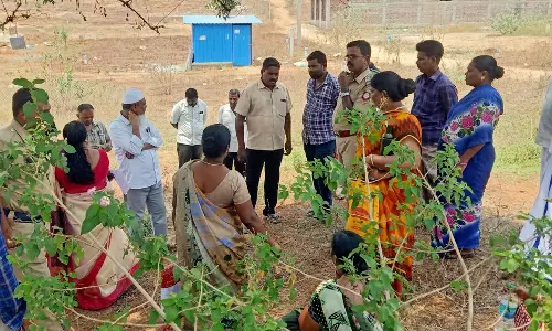 தேனி அருகே மீட்கப்பட்டஅரசு நிலத்துக்கு வேலி அமைக்க எதிர்ப்பு:அதிகாரிகள் பேச்சுவார்த்தை