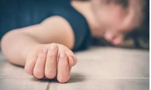 தொழிலாளி உள்பட 2 பேர் தற்கொலை