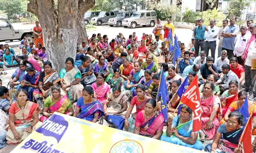 அரசு ஊழியர்கள் வேலை நிறுத்த போராட்டம்