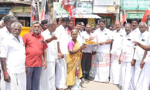 நல்லம்பள்ளியில் அ.தி.மு.க.வினர் இனிப்பு வழங்கி கொண்டாட்டம்