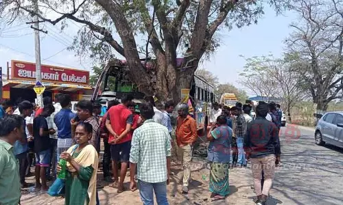 மரத்தில் தனியார் பஸ் மோதி 20 பேர் காயம்