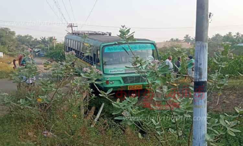 கால்வாயின் மேல் அந்தரத்தில் நின்ற அரசு பஸ்சால் பரபரப்பு