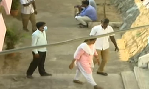 வேலூர் அரசினர் பாதுகாப்பு இல்லத்தில் சிறார்கள் ரகளை விவகாரம் - 12 பேர் மீது பாய்ந்த வழக்குப்பதிவு வேலூர் அரசினர் பாதுகாப்பு இல்லத்தில் சிறார்கள் ரகளை விவகாரம் - 12 பேர் மீது பாய்ந்த வழக்குப்பதிவு