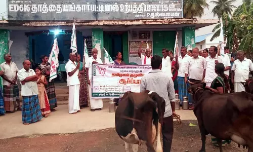 பால் கொள்முதல் விலையை உயர்த்தக்கோரி கறவை மாடுகளுடன் விவசாயிகள் ஆர்ப்பாட்டம்