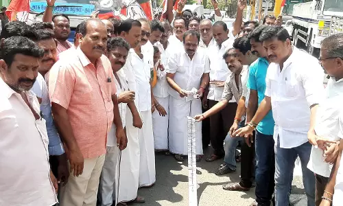 பொதுச்செயலாளராக எடப்பாடி பழனிசாமி பதவியேற்பு: அ.தி.மு.க.வினர் இனிப்பு வழங்கி கொண்டாட்டம்