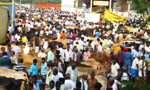 பொய்கை வாரச்சந்தையில் விற்பனைக்காக குவிந்த கறவை மாடுகள்