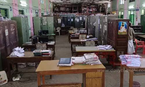 சீர்காழியில், அரசு பணியாளர்கள் வேலை நிறுத்தம்