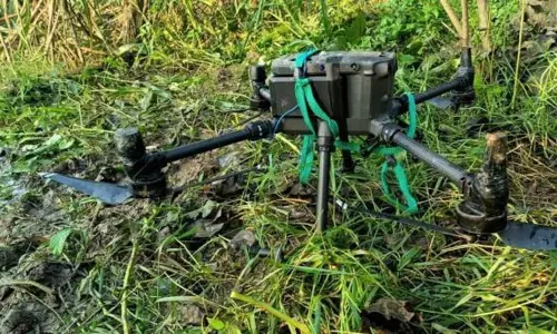 10 கிலோ ஹெராயின், துப்பாக்கிகளுடன் எல்லைக்குள் ஊடுருவிய 3 டிரோன்கள்