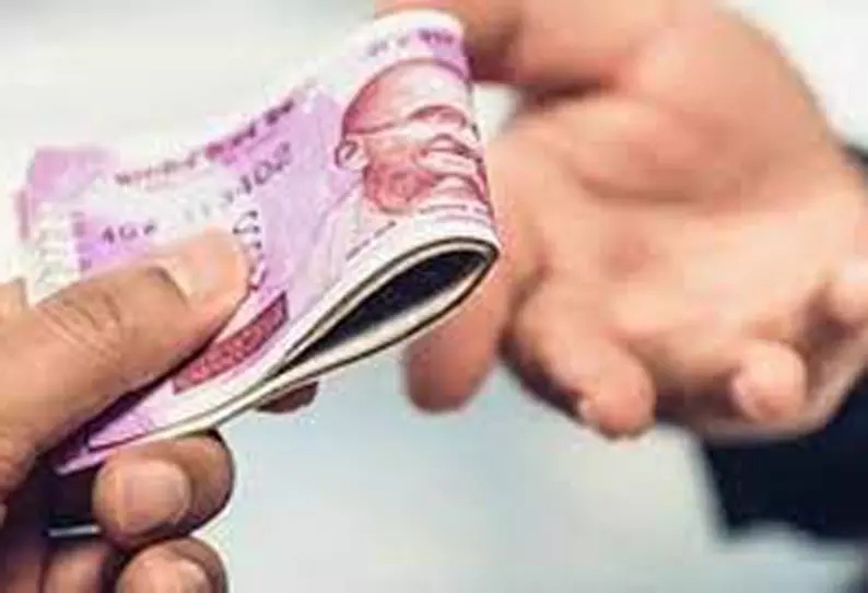 பான் வியாபாரியிடம் ரூ.10 ஆயிரம் லஞ்சம் வாங்கிய போலீஸ்காரர் கைது