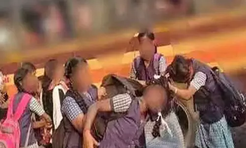 காத்துவாக்குல ரெண்டு காதல் வந்தது மோதல்  ரோட்டில் 30 மாணவிகள் குடுமிப்பிடி சண்டை