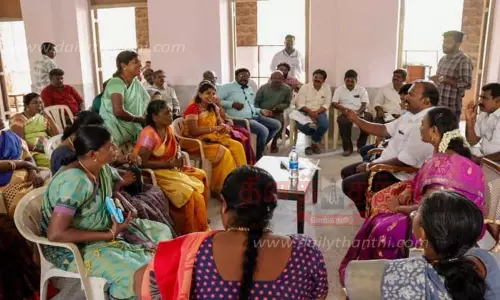 கவுன்சிலர்கள், அதிகாரிகளுடன் மேயர் ஆலோசனை