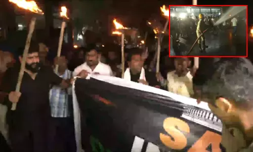 ராகுல் காந்தி விவகாரம்: தீப்பந்தம் ஏந்தி காங்கிரசார் போராட்டம்; தண்ணீர் பீய்ச்சி அடித்து விரட்டிய போலீசார்