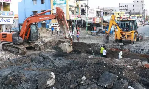 விழுப்புரம்- திருச்சி நெடுஞ்சாலையில்மழைநீர் வடிகால் வாய்க்கால் அமைக்கும் பணிஒருவழிப்பாதையில் வாகனங்கள் இயக்கம் விழுப்புரம்- திருச்சி நெடுஞ்சாலையில்மழைநீர் வடிகால் வாய்க்கால் அமைக்கும் பணிஒருவழிப்பாதையில் வாகனங்கள் இயக்கம்