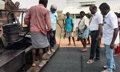 எர்ணாபுரம், கீரம்பூர் பகுதிகளில் சாலை பணியை அதிகாரி ஆய்வு